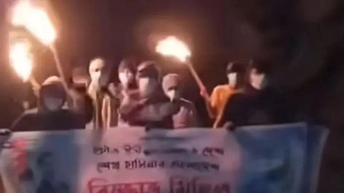 মধ্যরাতে মৃদুস্বরে স্লোগান দিয়ে নিষিদ্ধ ছাত্রলীগের মশাল মিছিল